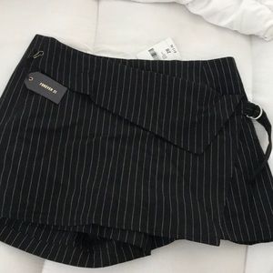 Black n white pin strip skort !!!!